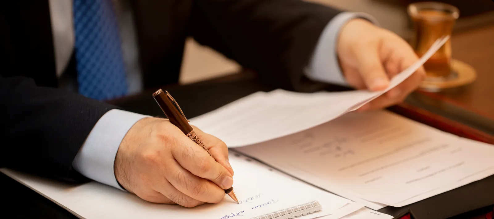 Advogado analisando e assinando documentos jurídicos