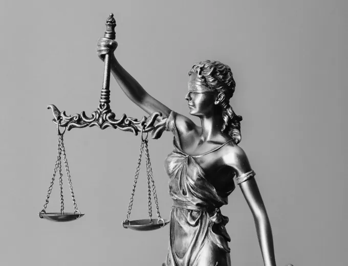 Estátua da Justiça com balança
